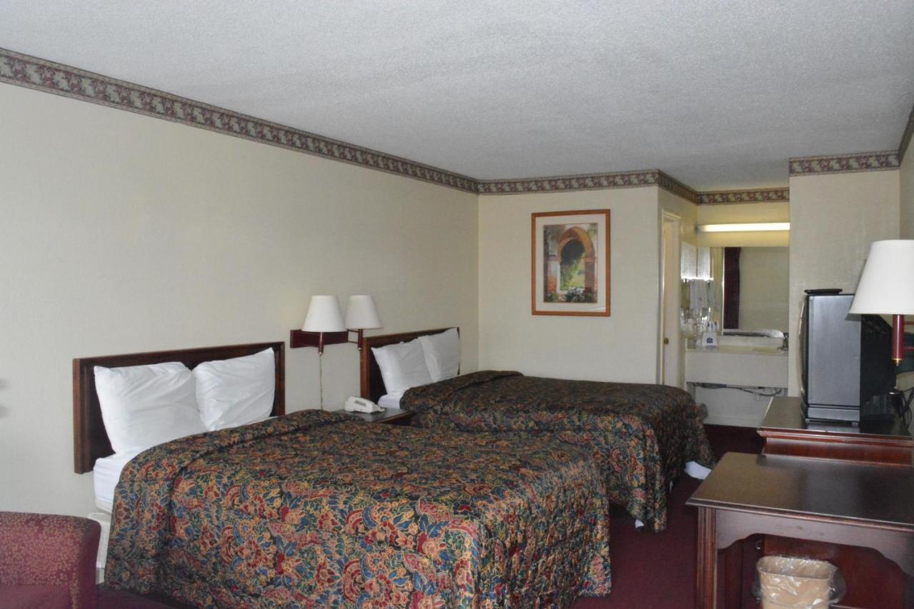 Knights Inn Hurricane Mills Экстерьер фото