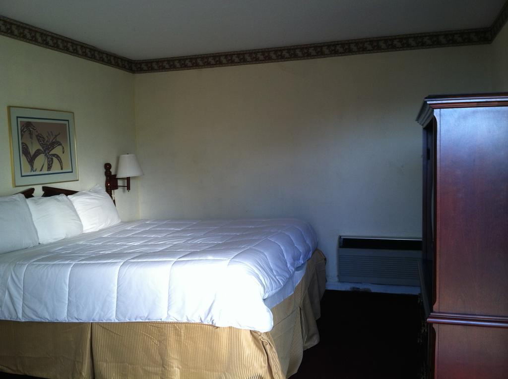 Knights Inn Hurricane Mills Экстерьер фото