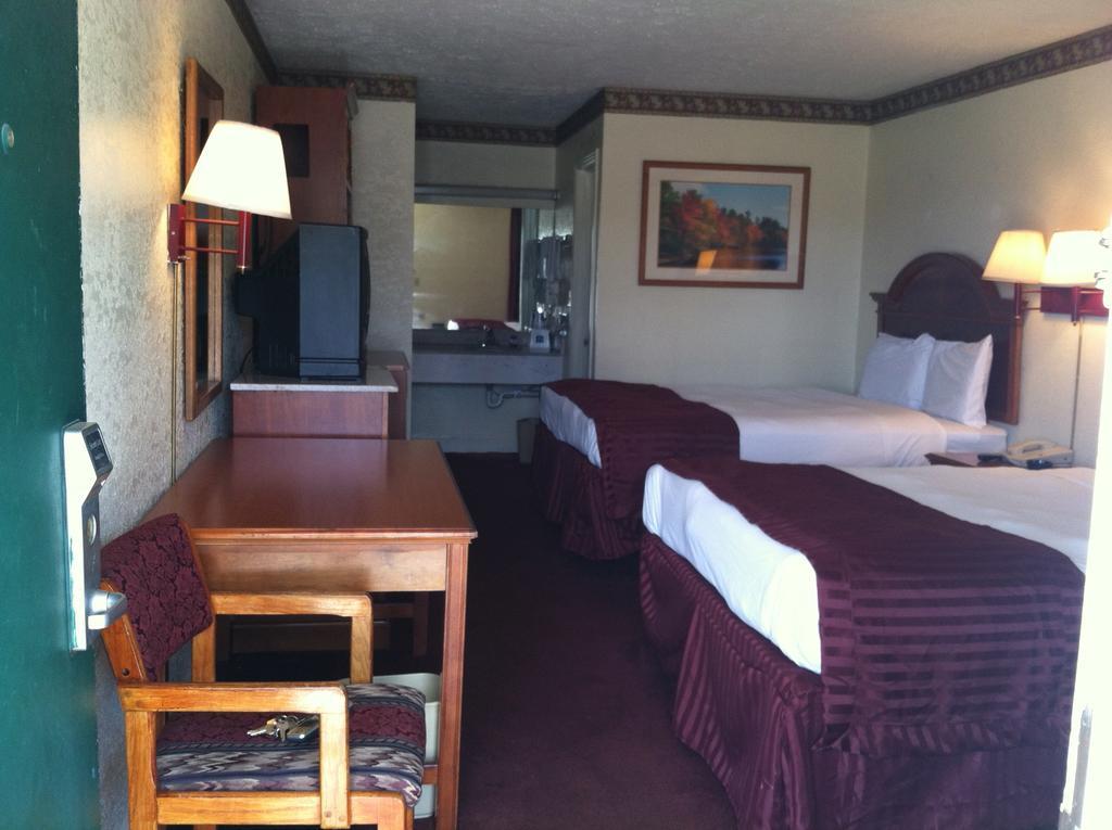 Knights Inn Hurricane Mills Экстерьер фото