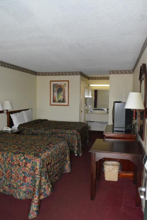 Knights Inn Hurricane Mills Экстерьер фото