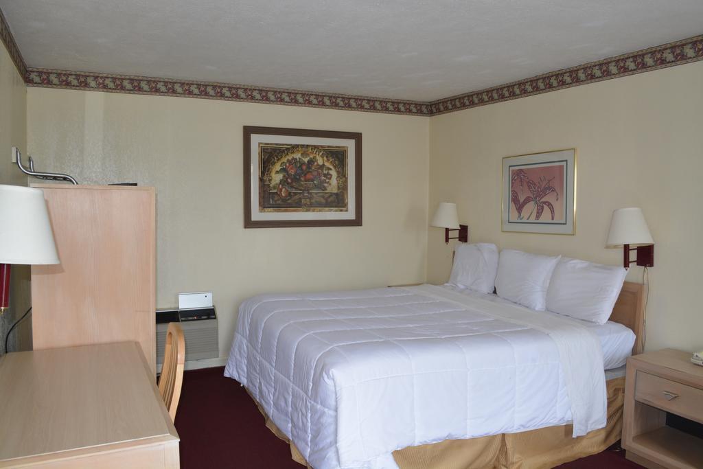 Knights Inn Hurricane Mills Экстерьер фото