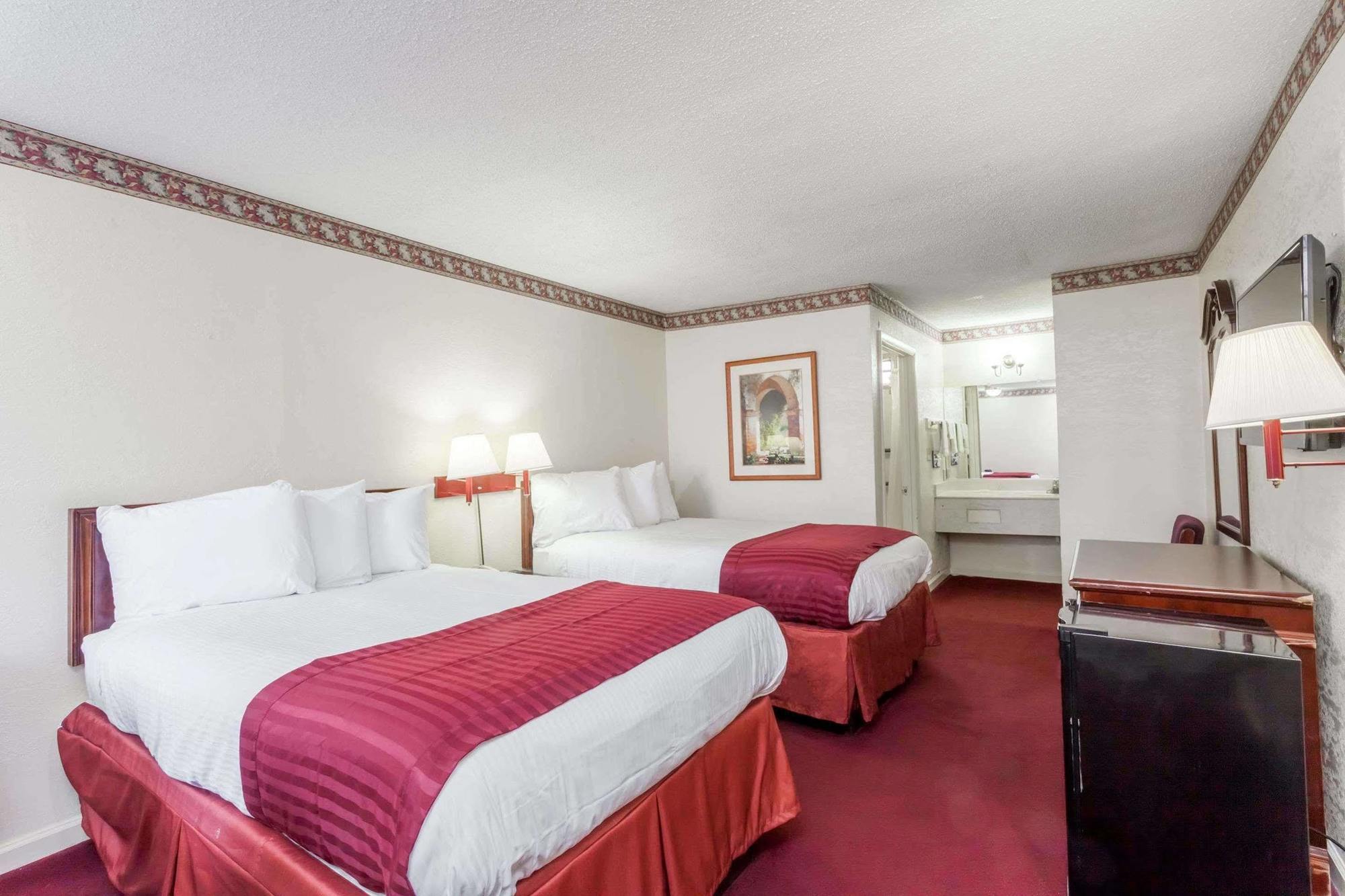 Knights Inn Hurricane Mills Экстерьер фото