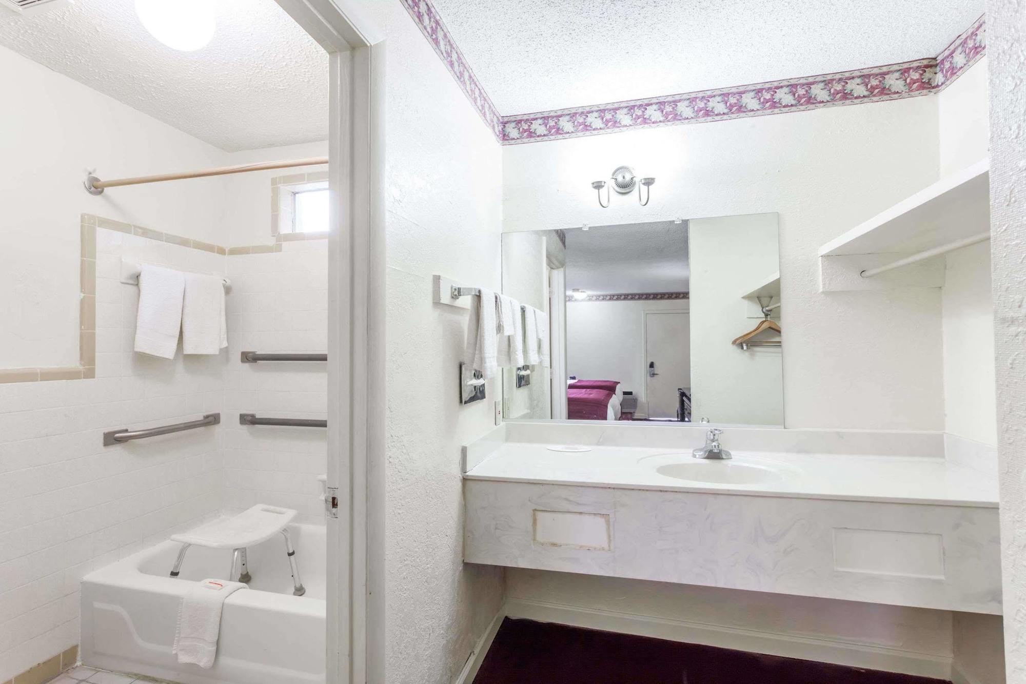 Knights Inn Hurricane Mills Экстерьер фото